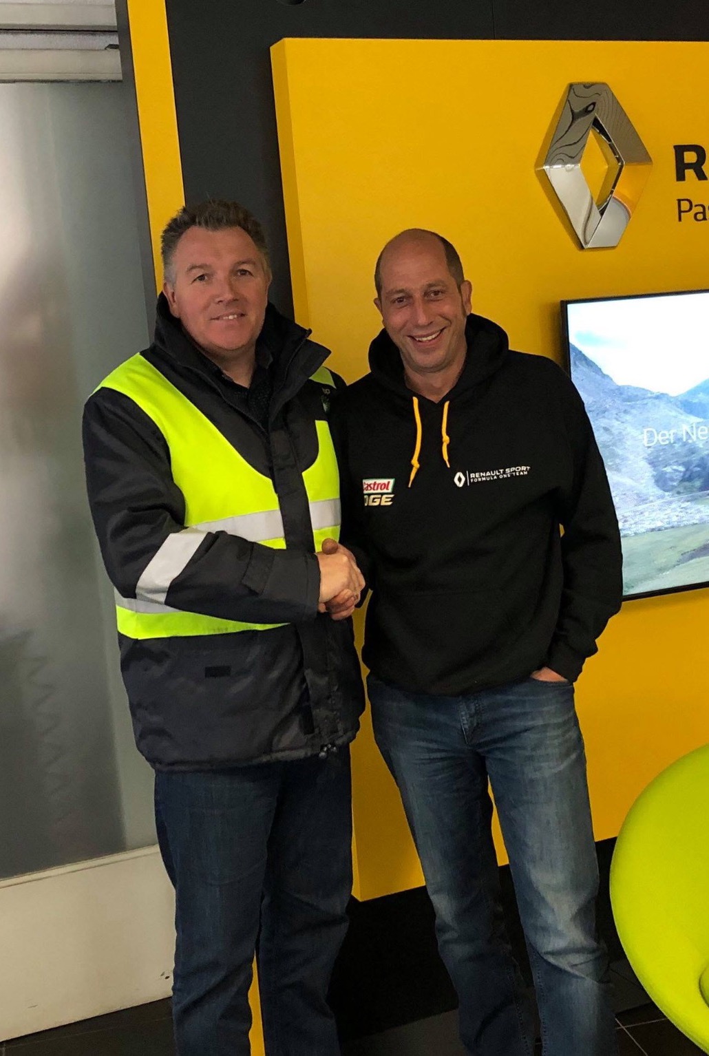 Helmut Walker beim Handschlag mit einem Geschäftspartner im Renault-Showroom der Garage Elite in Raron.